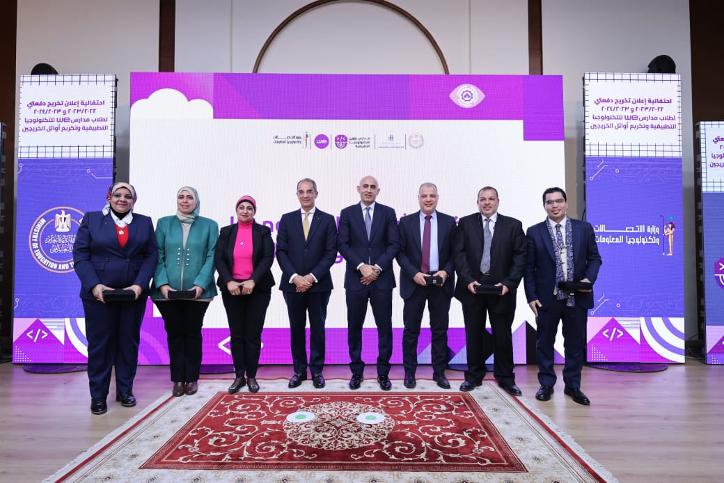 وزيرا الاتصالات والتعليم يشهدان تخريج أول دفعتين من طلاب مدارس WE للتكنولوجيا التطبيقية 2 وزيرا الاتصالات والتعليم يشهدان تخريج أول دفعتين من طلاب مدارس WE للتكنولوجيا التطبيقية