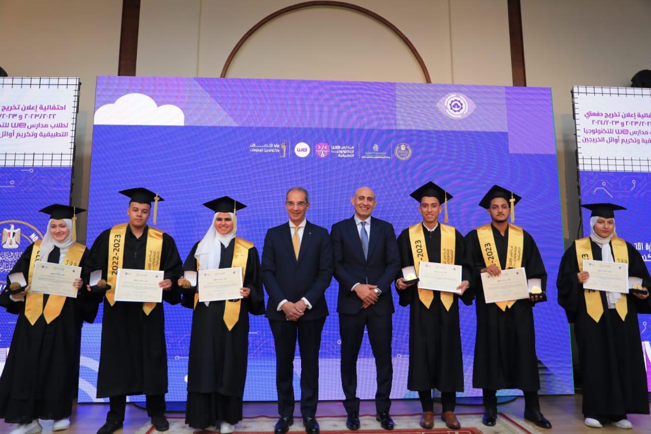 وزيرا الاتصالات والتعليم يشهدان تخريج أول دفعتين من طلاب مدارس WE للتكنولوجيا التطبيقية 3 وزيرا الاتصالات والتعليم يشهدان تخريج أول دفعتين من طلاب مدارس WE للتكنولوجيا التطبيقية
