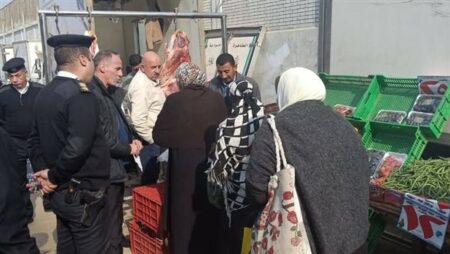 رئيس مدينة الجيزة يتابع انتظام العمل بسوق اليوم الواحد بحي العمرانية.. صور