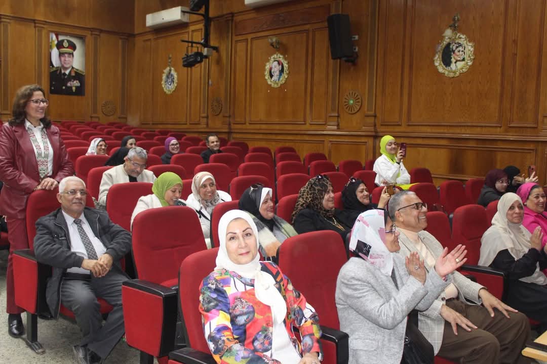 تكريم سمية الخطيب وكيل مديرية التربية والتعليم بالجيزة لبلوغه سن المعاش 10 تكريم سمية الخطيب وكيل مديرية التربية والتعليم بالجيزة لبلوغه سن المعاش
