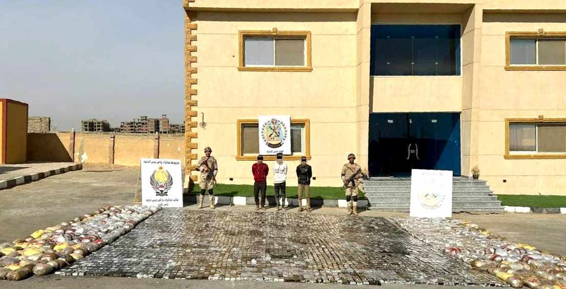 حرس الحدود تضبط مهربين بحوزتهم كميات من المواد المخدرة 4 حرس الحدود تضبط مهربين بحوزتهم كميات من المواد المخدرة