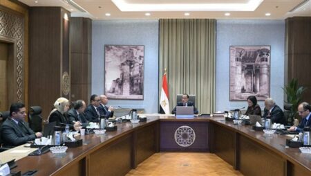 رئيس الوزراء يتابع مع محافظ القاهرة موقف ملفات العمل والمشروعات الخدمية