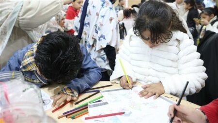 إقبال كثيف على جناح الأزهر بمعرض الكتاب.. ومبادرة «كونوا إيجابيين» تجذب الأطفال| صور
