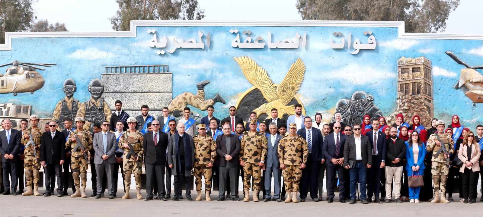القوات المسلحة تنظم زيارة لوفد من الإعلاميين وطلبة الجامعات لقيادة قوات الصاعقة.. شاهد 4 القوات المسلحة تنظم زيارة لوفد من الإعلاميين وطلبة الجامعات لقيادة قوات الصاعقة.. شاهد