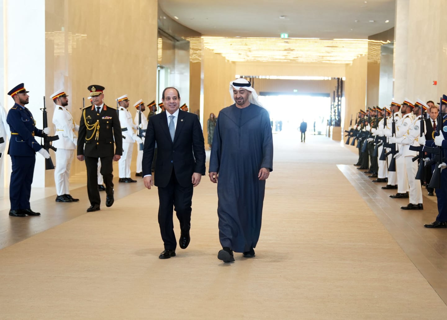 لحظة توديع بن زايد للرئيس السيسي في ختام زيارة أبو ظبي.. صور 2 لحظة توديع بن زايد للرئيس السيسي في ختام زيارة أبو ظبي.. صور