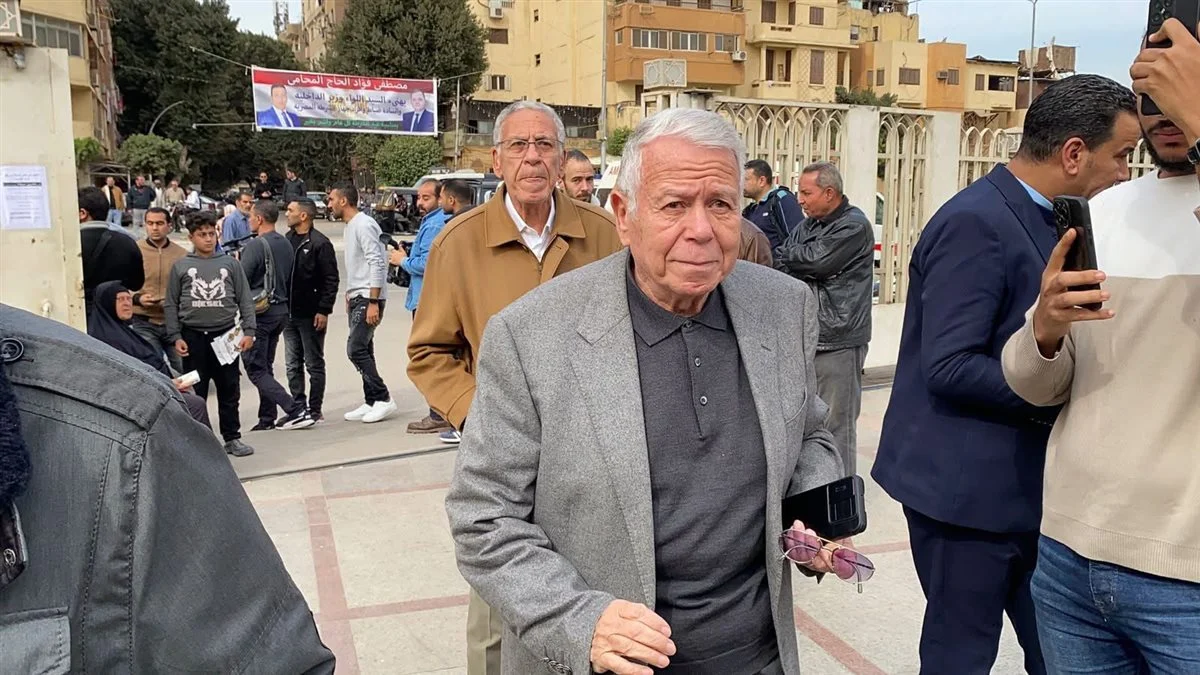 الخطيب وحسن حمدي وطاهر أبوزيد في جنازة ميمي الشربيني|صور 3 الخطيب وحسن حمدي وطاهر أبوزيد في جنازة ميمي الشربيني|صور