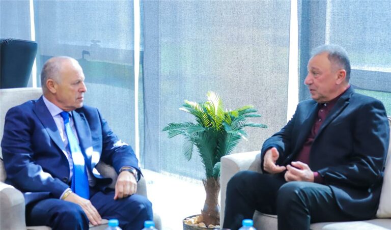 هاني أبو ريدة يستقبل محمود الخطيب في مركز المنتخبات الوطنية