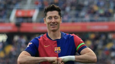 فيديو | بأقدام ليفاندوفسكي.. برشلونة يخطف فوزًا صعبًا من ألافيس في الدوري الإسباني