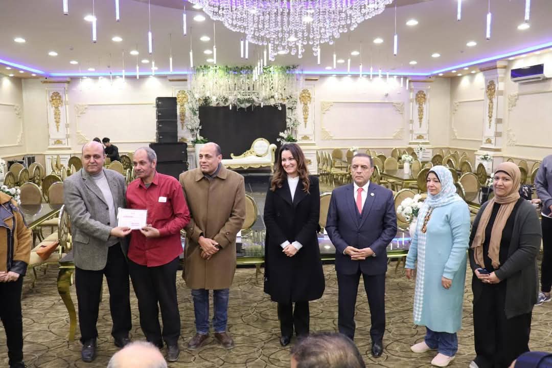 نائب محافظ الجيزة تسلم شهادات محو الأمية لعدد من العاملين بالمطابع الأميرية