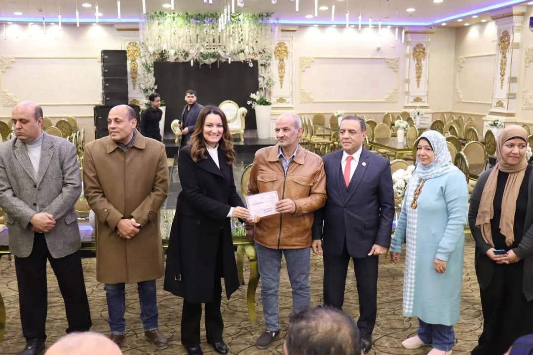 نائب محافظ الجيزة تسلم شهادات محو الأمية لعدد من العاملين بالمطابع الأميرية