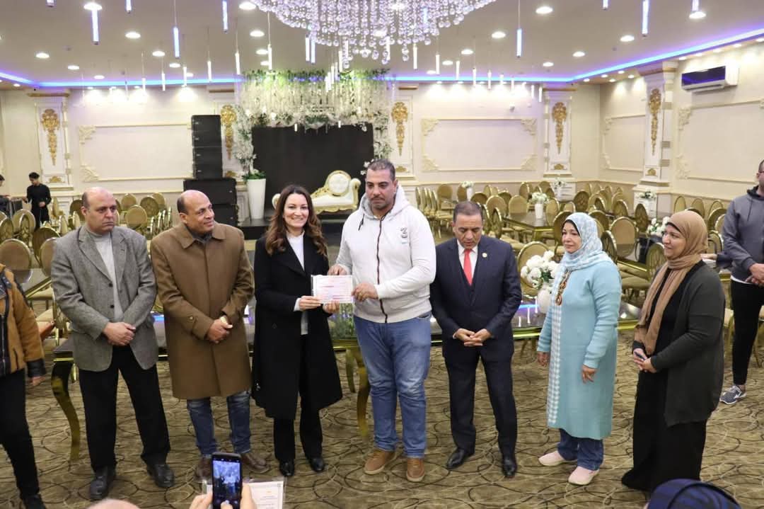 نائب محافظ الجيزة تسلم شهادات محو الأمية لعدد من العاملين بالمطابع الأميرية