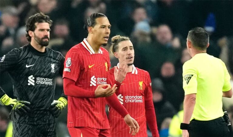 فان دايك يكشف عن حديثه مع حكم مباراة ليفربول وإيفرتون بعد الاشتباكات