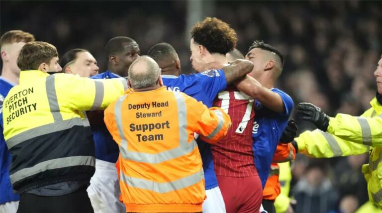 غرامات واتهامات تنتظر ليفربول وإيفرتون بعد اشتباكات الديربي