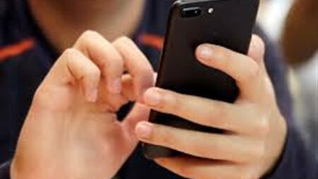 زوجي تجسس عليا وفتح رسائل بيني وبين اخواتي؟.. أمين الفتوى يُجيب