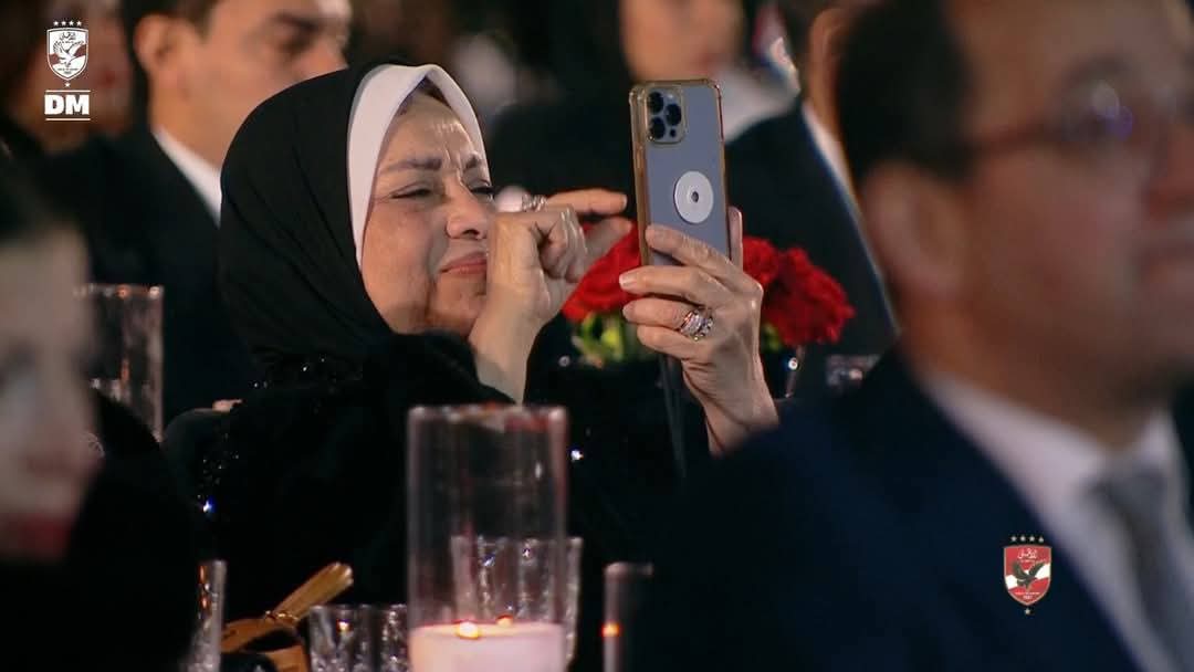 بكاء زوجة الخطيب أثناء كلمة رئيس النادي في احتفالية الأهلي 4 بكاء زوجة الخطيب أثناء كلمة رئيس النادي في احتفالية الأهلي