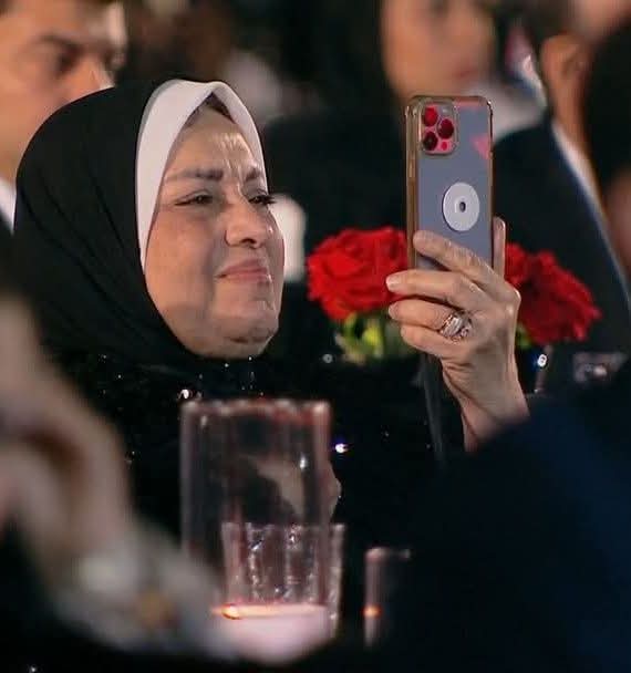 بكاء زوجة الخطيب أثناء كلمة رئيس النادي في احتفالية الأهلي 3 بكاء زوجة الخطيب أثناء كلمة رئيس النادي في احتفالية الأهلي