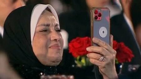 بكاء زوجة الخطيب أثناء كلمة رئيس النادي في احتفالية الأهلي