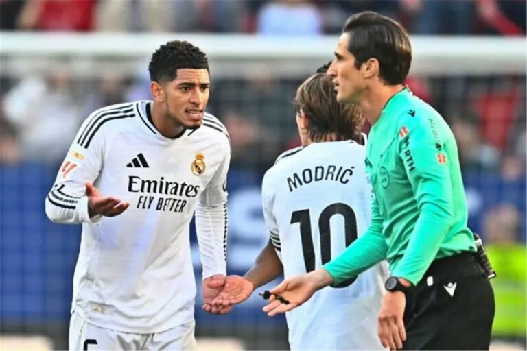 بيلينجهام يعتذر لزملائه في ريال مدريد بعد الطرد أمام أوساسونا