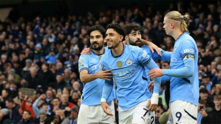 لاعب مانشستر سيتي مشيدًا بـ عمر مرموش بعد الهاتريك: النادي لم يدفع الأموال هباءً