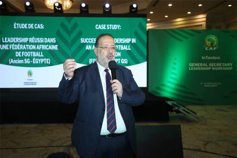 وليد العطار يلقي محاضرة لسكرتيري عموم الاتحاد الإفريقي بتكليف من كاف