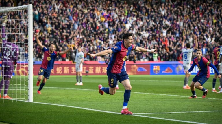 تقارير: ليفاندوفسكي مستمر مع برشلونة حتى 2026 تلقائيًا