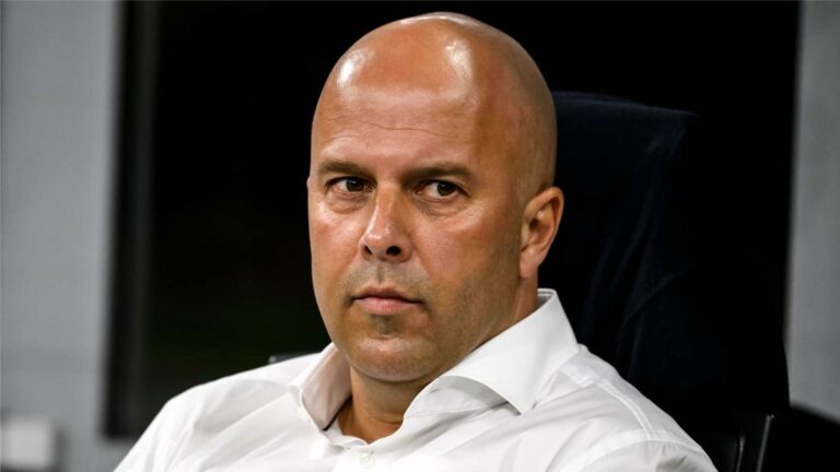 بعد إيقاف سلوت ومساعده.. من يقود ليفربول في مباراة نيوكاسل اليوم؟