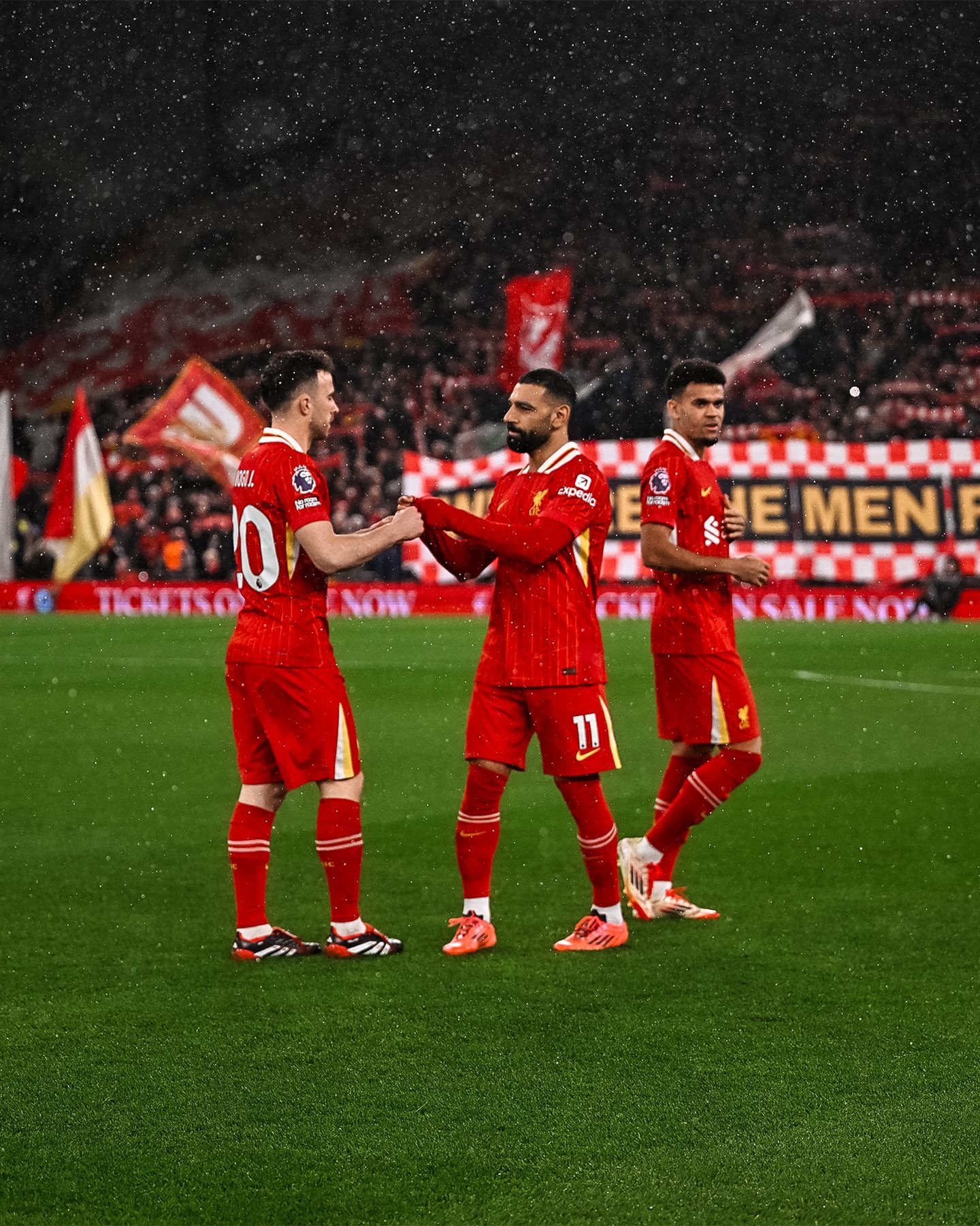 رفقًا بالأرقام.. محمد صلاح يحفر اسمه في تاريخ ليفربول والدوري الإنجليزي 2 رفقًا بالأرقام.. محمد صلاح يحفر اسمه في تاريخ ليفربول والدوري الإنجليزي