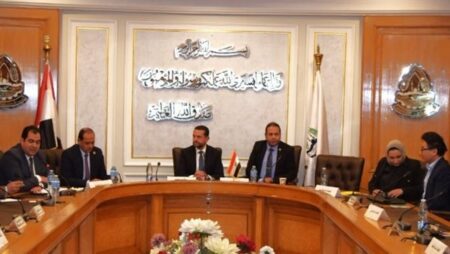 غرفة القاهرة تبحث مع وزارة المالية توطين صناع الهواتف المحمولة