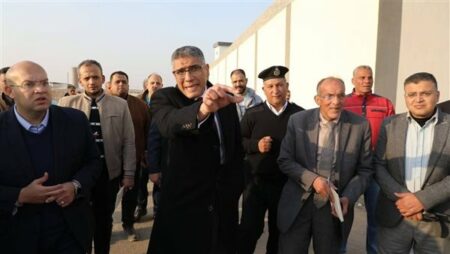بالصور .. محافظ الجيزة يتفقد التجهيزات النهائية لمشروع الديسمي لتسكين ٢٥٦ أسرة بالصف