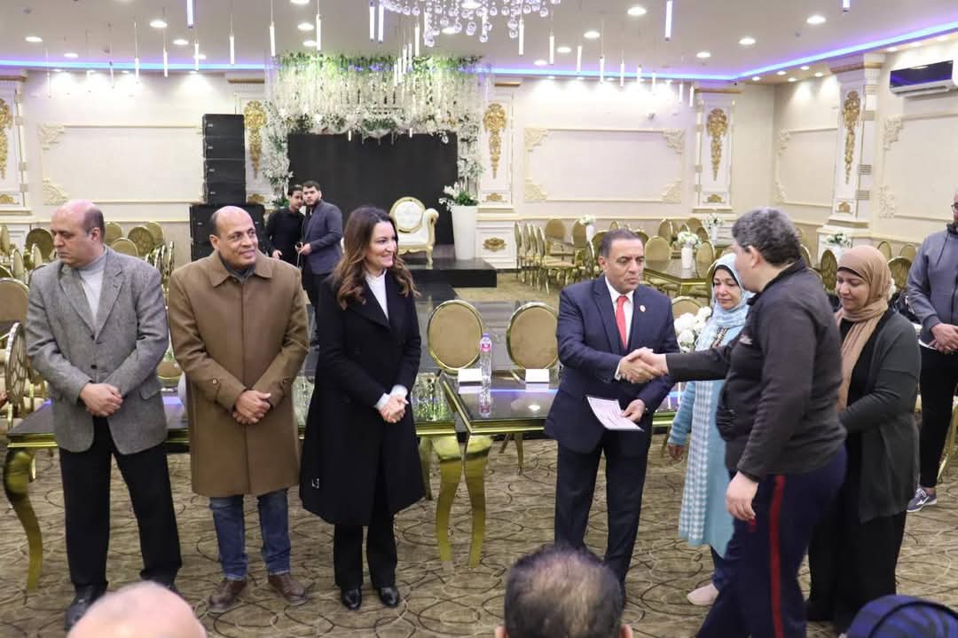 نائب محافظ الجيزة تسلم شهادات محو الأمية لعدد من العاملين بالمطابع الأميرية