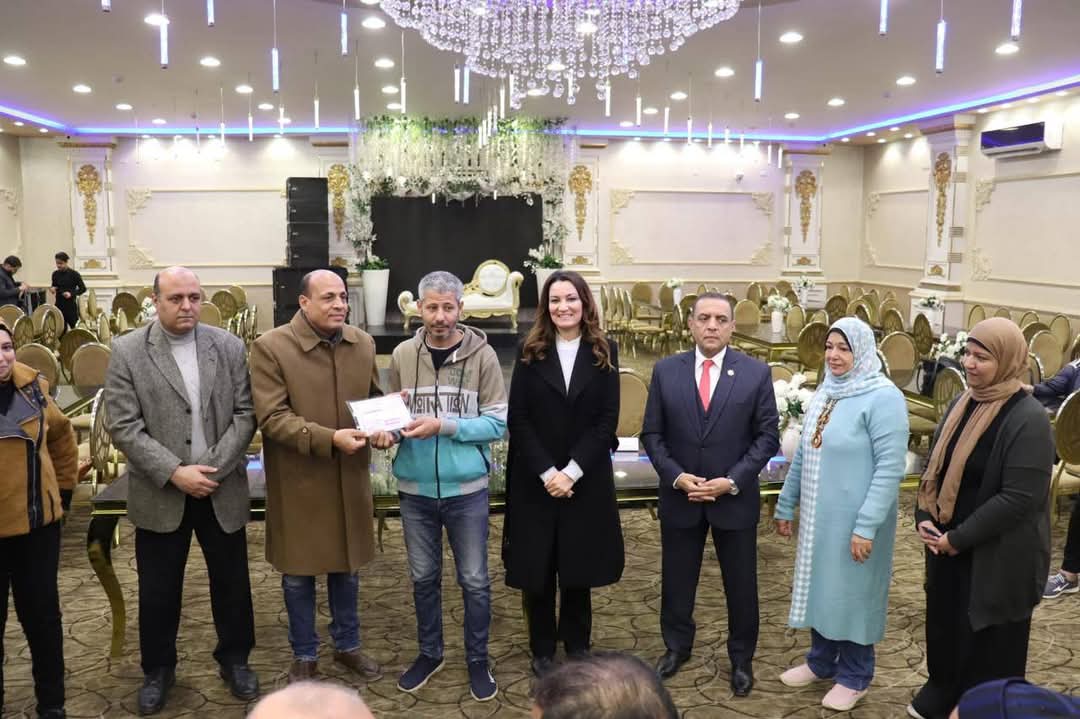 نائب محافظ الجيزة تسلم شهادات محو الأمية لعدد من العاملين بالمطابع الأميرية