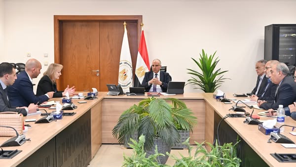 وزير الري يبحث مع رئيس قطاع البنية التحتية بالبنك الأوروبي مجالات التعاون 3 وزير الري يبحث مع رئيس قطاع البنية التحتية بالبنك الأوروبي مجالات التعاون