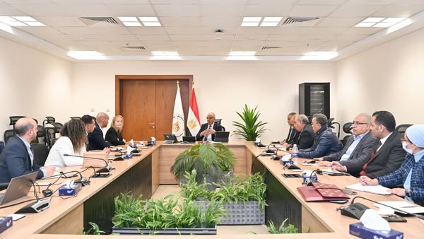 وزير الري يبحث مع رئيس قطاع البنية التحتية بالبنك الأوروبي مجالات التعاون 4 وزير الري يبحث مع رئيس قطاع البنية التحتية بالبنك الأوروبي مجالات التعاون