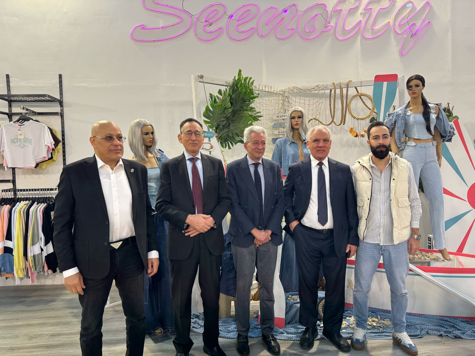 وزير التجارة والاقتصاد الليبي يتفقد معرض"كايرو فاشون اند تكس" للملابس والأقمشة.. صور 3 وزير التجارة والاقتصاد الليبي يتفقد معرض"كايرو فاشون اند تكس" للملابس والأقمشة.. صور