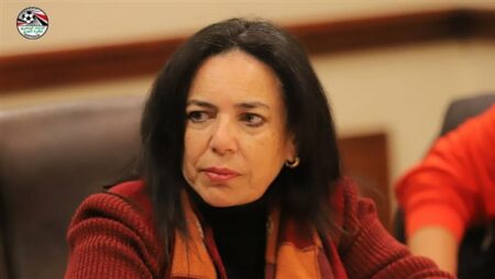المنتخب الوطني للكرة النسائية بالقميص الأحمر والشورت الأبيض أمام رواندا