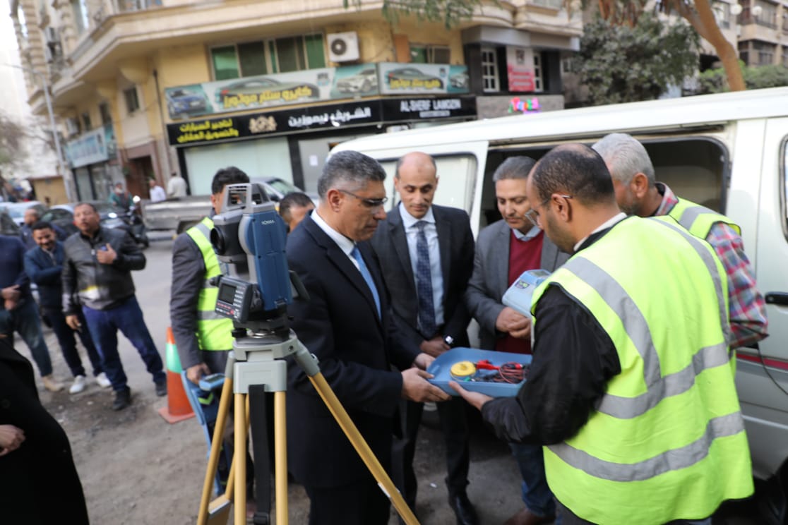 جولة تفقدية لمحافظ الجيزة بمركز معلومات شبكات المرافق 1 جولة تفقدية لمحافظ الجيزة بمركز معلومات شبكات المرافق