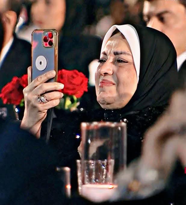 بكاء زوجة الخطيب أثناء كلمة رئيس النادي في احتفالية الأهلي 1 بكاء زوجة الخطيب أثناء كلمة رئيس النادي في احتفالية الأهلي
