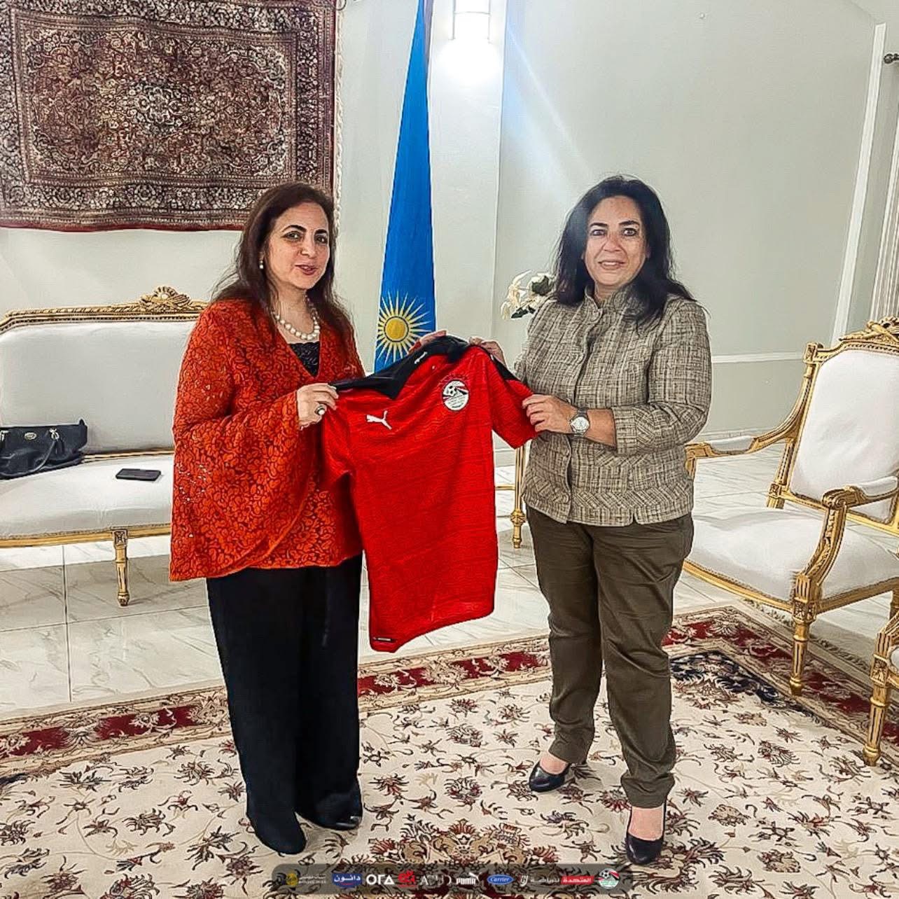 سفيرة مصر في رواندا تستقبل بعثة منتخب الكرة النسائية 1 سفيرة مصر في رواندا تستقبل بعثة منتخب الكرة النسائية