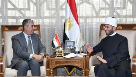 وزير الأوقاف يستقبل سفير اليمن لبحث تعزيز التعاون الديني والثقافي بين البلدين