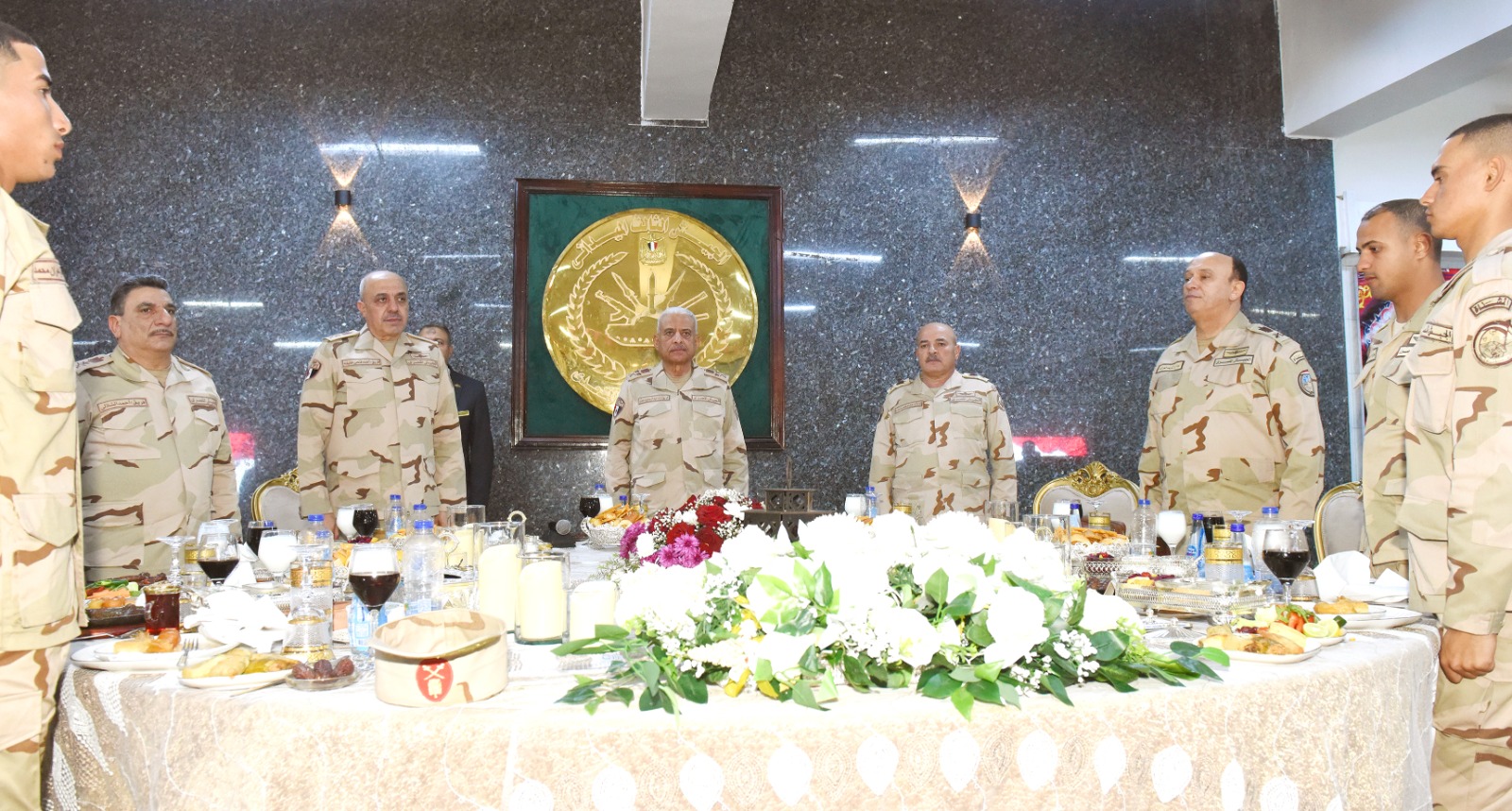 وزير الدفاع يشارك مقاتلى الجيش الثالث الميدانى وقوات شرق القناة لمكافحة الإرهاب تناول وجبة الإفطار.. شاهد 2 وزير الدفاع يشارك مقاتلى الجيش الثالث الميدانى وقوات شرق القناة لمكافحة الإرهاب تناول وجبة الإفطار.. شاهد