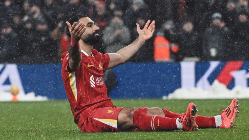 محمد صلاح حائر بين مطرقة العروض المغرية وسندان الولاء لنادي ليفربول 2 محمد صلاح حائر بين مطرقة العروض المغرية وسندان الولاء لنادي ليفربول