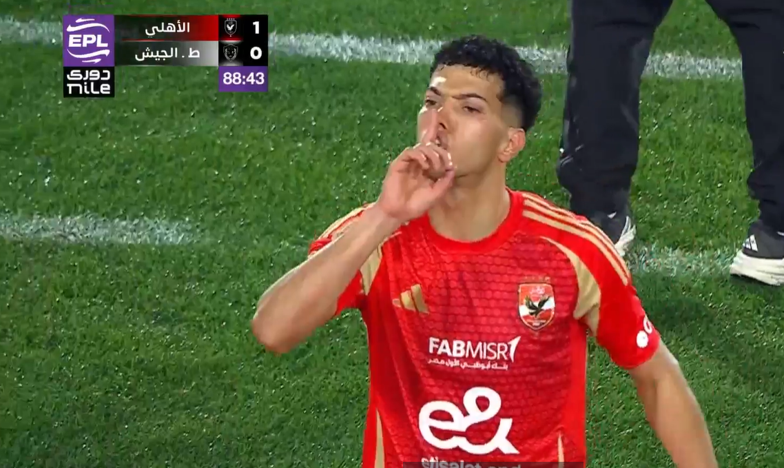 إمام عاشور يثير الجدل في مباراة الأهلي والطلائع 2 إمام عاشور يثير الجدل في مباراة الأهلي والطلائع