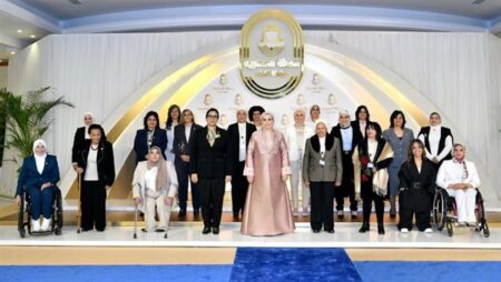 قرينة الرئيس السيسي تكرم عددًا من السيدات الملهمات في احتفالية يوم المرأة المصرية