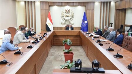 «الغمراوى» يناقش مع شعبة الأدوية تحديث سياسات تسجيل المستحضرات الدوائية