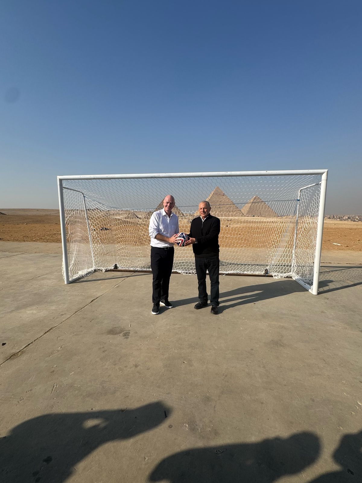 إنفانتينو وأبو ريدة يستعرضان كرة كأس العالم للأندية أمام الأهرامات 2 إنفانتينو وأبو ريدة يستعرضان كرة كأس العالم للأندية أمام الأهرامات