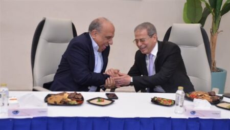 وزير الكهرباء يشارك العاملين إفطارهم الجماعي