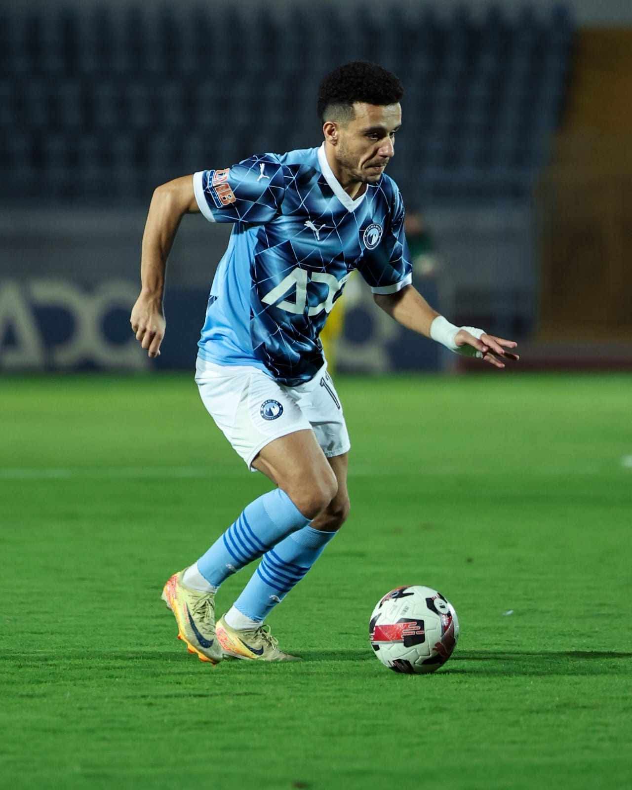 التعادل السلبي يسيطر على الشوط الأول من مباراة بيراميدز والمصري 4 التعادل السلبي يسيطر على الشوط الأول من مباراة بيراميدز والمصري