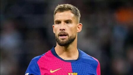 رسميًا.. برشلونة يحصن دفاعه بتجديد عقد إينيجو مارتينيز