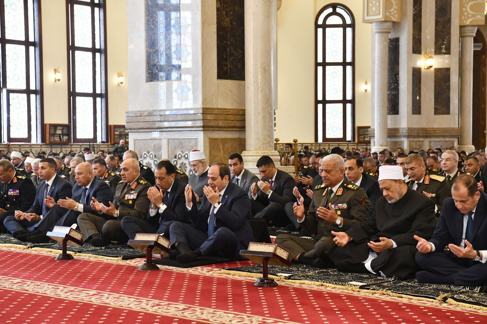 السيسي يؤدي صلاة الجمعة بمسجد المشير طنطاوي ويلتقي قيادات القوات المسلحة 1 السيسي يؤدي صلاة الجمعة بمسجد المشير طنطاوي ويلتقي قيادات القوات المسلحة
