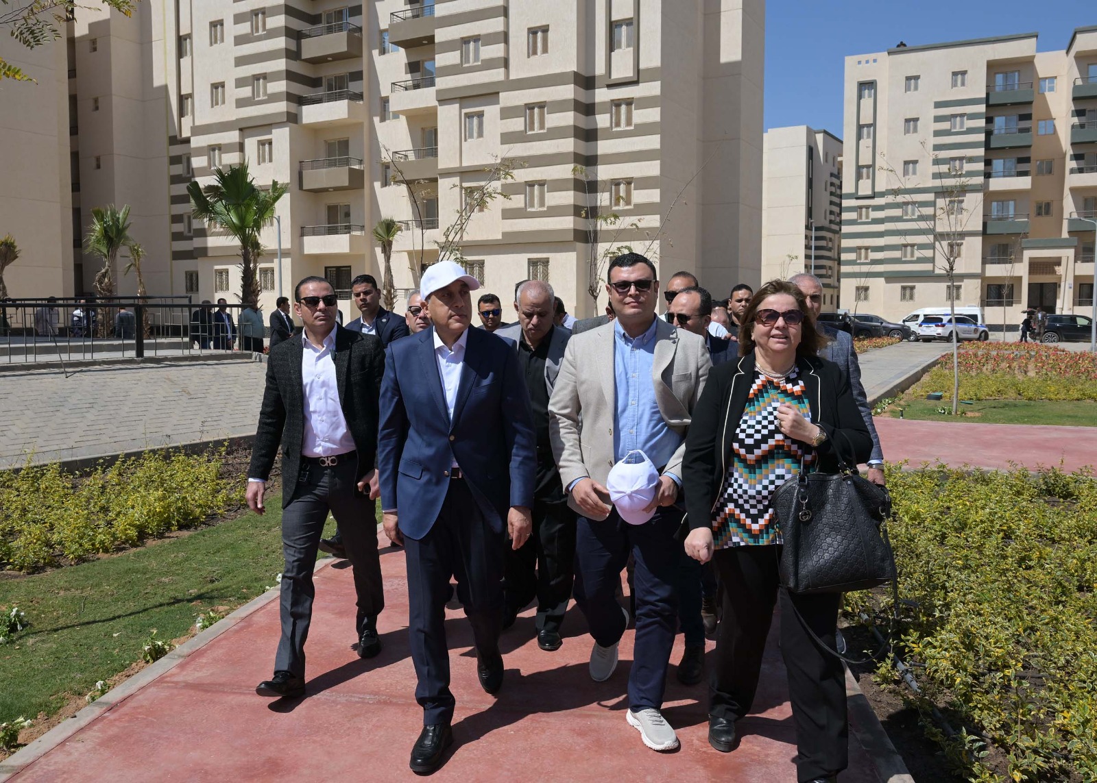 رئيس الوزراء يسلم عقود وحدات سكنية لمحدودي الدخل.. صور 2 رئيس الوزراء يسلم عقود وحدات سكنية لمحدودي الدخل.. صور